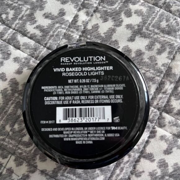 Makeup Revolution Vivid Baked Highlighter Rosegold Lights - Picture 2 of 2